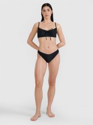 4F Dół od bikini damski - czarny L. Czarne bikini damskie 4f, bez wzorów. W wyprzedaży za 39.99 zł.