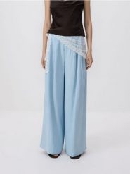 Spodnie z wiskozą - jasnoniebieski. Niebieskie spodnie materiałowe damskie Reserved, bez wzorów, z tkaniny. Za 139.99 zł.