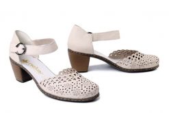 RIEKER 40902-60 beige, czółenka damskie. Brązowe czółenka damskie Rieker, w ażurowe wzory, z gumy, bez obcasa, na obcasie. Za 299.90 zł.