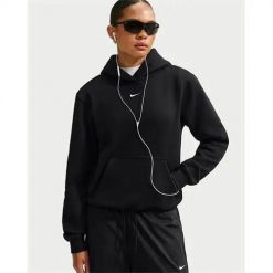 Bluza sportowa damska Nike IM8100001TOTALBLACK. Czarne bluzy sportowe damskie Nike, l, bez wzorów, z materiału, bez ramiączek, z kapturem. Za 447.00 zł.