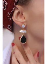 L'Atelier de Gaia Pozłacane kolczyki z kamieniami szlachetnymi rozmiar: onesize. Białe kolczyki damskie L'Atelier de Gaia, z perłą, pozłacane. Za 82.99 zł.