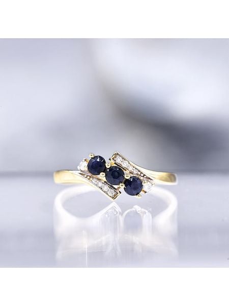 CARATELLI Złoty pierścionek "Melbourne" z diamentami i szafirami rozmiar: 58. Niebieskie pierścionki damskie CARATELLI, z diamentem, złote. Za 1,109.59 zł.