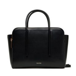 Torebka Calvin Klein. Czarne torebki klasyczne damskie CALVIN KLEIN, bez wzorów, bez dodatków. Za 839.99 zł.