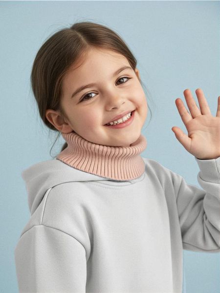 Komin z golfem z prążkowanego materiału - beżowy. Brązowe szaliki dziecięce Sinsay, prążkowane, bez ramiączek. Za 19.99 zł.