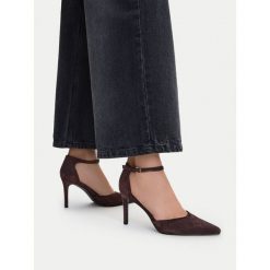 Szpilki DeeZee. Brązowe szpilki DeeZee, bez wzorów, bez obcasa. Za 129.99 zł.