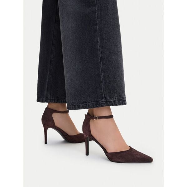 Szpilki DeeZee. Brązowe szpilki DeeZee, bez wzorów, bez obcasa. Za 129.99 zł.