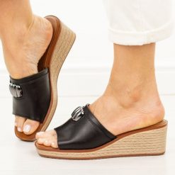 Czarne klapki damskie na koturnie Sergio Leone Kl325. Czarne klapki damskie Sergio Leone, z aplikacjami, z jeansu, bez obcasa, na koturnie. Za 179.00 zł.