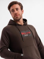 Męska bluza klasyczna kangurka z nadrukiem - ciemnobrązowa V2 - Rozmiar: L. Brązowe bluzy z kapturem męskie Ombre Clothing, l, z bawełny. W wyprzedaży za 59.99 zł.