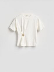 T-shirt z ozdobną klamrą - złamana biel. T-shirty damskie Reserved, l, bez wzorów, z bawełny, bez kołnierzyka. Za 99.99 zł.