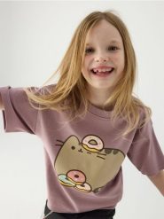T-shirt Pusheen - fioletowy. Fioletowe koszulki dziewczęce Reserved, bez wzorów, z bawełny, bez ramiączek. W wyprzedaży za 39.99 zł.