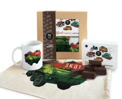 SKOT — paczka (Zawartość paczki: koszulka, torba, kubek, słodycze; Rozmiar koszulki / bluzy: 3XL (damska); Kolor koszulki / bluzy: biały; Rodzaj nadru. Białe t-shirty damskie nikiniki, s, bez wzorów, z bawełny, bez kołnierzyka. Za 169.00 zł.