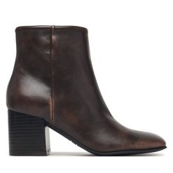Botki Guess. Brązowe botki damskie Guess, bez obcasa, na słupku, bez zapięcia. Za 494.99 zł.