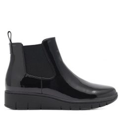 Botki Clara Barson. Czarne botki damskie Clara Barson, bez obcasa, na płaskiej podeszwie, bez zapięcia. Za 119.99 zł.