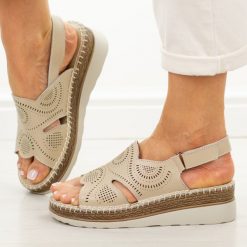 Beżowe skórzane sandały damskie na koturnie S.Barski 5916. Brązowe sandały damskie S.BARSKI, bez wzorów, z jeansu, bez obcasa, na koturnie. Za 249.00 zł.