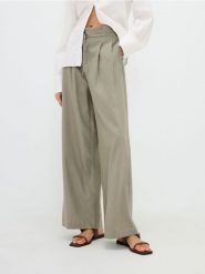 Szerokie spodnie z zakładkami i lnem - jasnozielony. Zielone spodnie materiałowe damskie Reserved, bez wzorów, z tkaniny. W wyprzedaży za 79.99 zł.