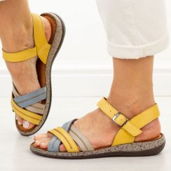 Żółto niebieskie skórzane sandały damskie T.Sokolski 910. Żółte sandały damskie Sokolski, bez wzorów, z jeansu, bez obcasa, na płaskiej podeszwie. Za 239.00 zł.