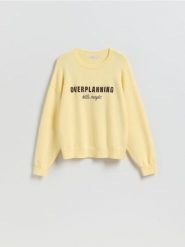 Sweter z haftowanym napisem - jasnożółty. Żółte swetry klasyczne damskie Reserved, l, z dzianiny, bez kołnierzyka. Za 129.99 zł.