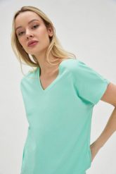 Bawełniany t-shirt z dekoltem w serek miętowy. Zielone t-shirty damskie MOODO, l, bez wzorów, z bawełny, bez kołnierzyka. Za 29.99 zł.
