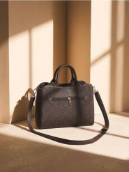 Torebka tote z imitacji skóry, z monogramem i odpinanym paskiem - wielobarwny. Torebki klasyczne damskie Sinsay, bez wzorów, ze skóry, bez dodatków. Za 49.99 zł.