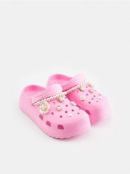 Klapki - różowy. Czerwone klapki damskie Sinsay, bez wzorów, bez obcasa. Za 49.99 zł.