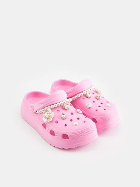 Klapki - różowy. Czerwone klapki damskie Sinsay, bez wzorów, bez obcasa. Za 49.99 zł.