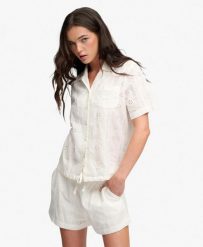 Superdry Koszula Heritage Broderie Krótki Rękaw – 100% Bawełna Organiczna. Białe koszule damskie Superdry., na lato, z aplikacjami, z bawełny, klasyczne, bez kołnierzyka, bez ramiączek. Za 236.60 zł.