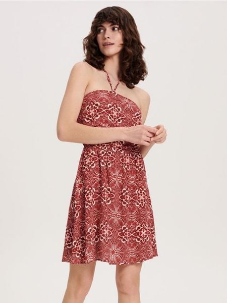 Sukienka mini z wiązaniem - czerwony. Czerwone sukienki damskie Reserved, l, bez wzorów, z tkaniny, bez kołnierzyka, bez ramiączek, mini, rozkloszowane. W wyprzedaży za 49.99 zł.