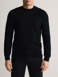 Sweter z wiskozą - czarny. Czarne swetry klasyczne damskie Reserved, l, bez wzorów, z dzianiny, bez kołnierzyka. W wyprzedaży za 69.99 zł.