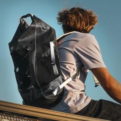 Wodoszczelny plecak IPX6 Kiteloop 27L – Czarny. Czarne plecaki damskie FEROCE, bez wzorów, z nylonu, sportowe. Za 465.26 zł.