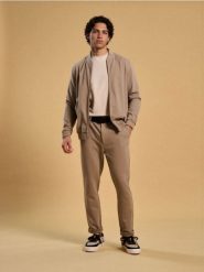 Spodnie slim - beżowy. Brązowe spodnie materiałowe męskie Sinsay, bez wzorów. Za 69.99 zł.