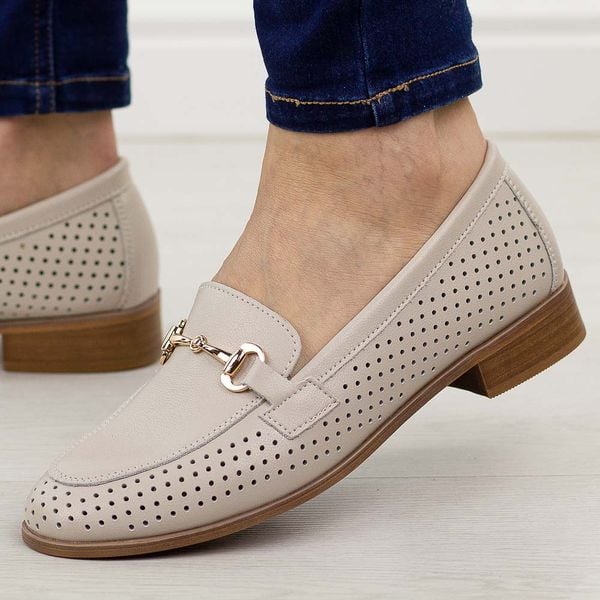 Beżowe skórzane ażurowe mokasyny damskie S.Barski 51-588. Brązowe mokasyny damskie S.BARSKI, z jeansu. Za 229.00 zł.