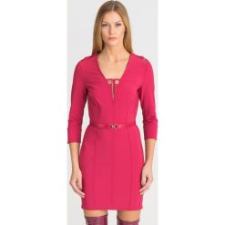 MALINOWA SUKIENKA ELISABETTA FRANCHI. Różowe sukienki damskie Elisabetta Franchi, na imprezę, z aplikacjami, bez kołnierzyka, bez ramiączek, mini. Za 999.50 zł.