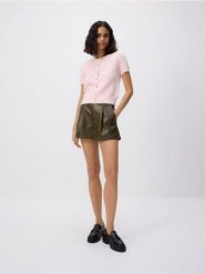 Szorty z imitacji skóry - ciemnozielony. Zielone szorty damskie Reserved, bez wzorów, ze skóry. Za 119.99 zł.