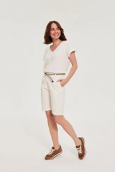 Bawełniane szorty białe. Białe szorty damskie MOODO, bez wzorów, z bawełny. Za 109.99 zł.