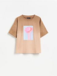 T-shirt z nadrukiem - brązowy. Brązowe koszulki dziewczęce Reserved, bez wzorów, z bawełny, bez ramiączek. Za 39.99 zł.