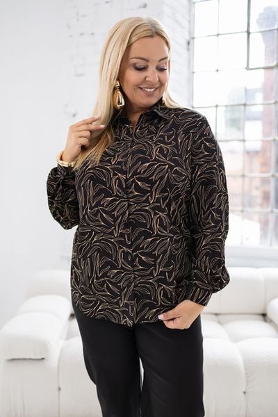 Elegancka czarna koszula Violet we wzór listków PLUS SIZE XXL. Czarne koszule damskie Nasi partnerzy, plus size, bez wzorów, z materiału, biznesowe, bez kołnierzyka, plus size, bez ramiączek. Za 199.90 zł.