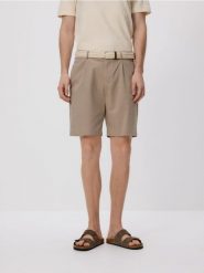 Szorty chino z paskiem - brązowy. Brązowe szorty męskie Reserved, z bawełny, bez kołnierzyka. Za 129.99 zł.