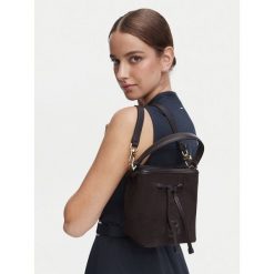 Torebka BOSS. Brązowe torebki klasyczne damskie Boss, bez wzorów, bez dodatków. Za 699.99 zł.