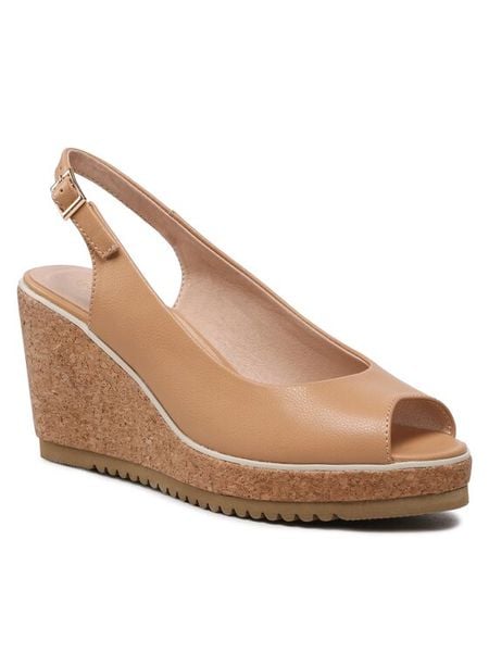 Clara Barson Sandały BETTY WS22257-01 Beżowy. Brązowe sandały damskie Clara Barson, bez wzorów, z syntetyku, bez obcasa, na koturnie. Za 129.99 zł.