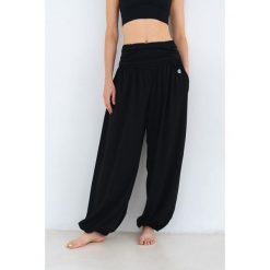 Spodnie haremki do jogi Moonholi Alladin z szerokimi nogawkami. Czarne spodnie dresowe damskie MOONHOLI, bez wzorów, sportowe. Za 389.00 zł.