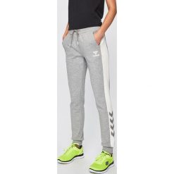 Hummel - Spodnie. Szare spodnie sportowe damskie HUMMEL, m, z bawełny. W wyprzedaży za 139.90 zł.