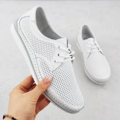 Skórzane półbuty damskie perforowane komfortowe białe T.Sokolski W26-01. Białe półbuty damskie T.Sokolski, bez wzorów, ze skóry, bez obcasa. Za 179.99 zł.