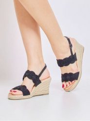 Bellucci Sandały w kolorze czarnym na koturnie rozmiar: 40. Czarne sandały damskie Bellucci, bez wzorów, bez obcasa, na koturnie. Za 100.99 zł.