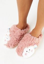 Różowe Kapcie z Miękkiego Futerka z Naszywką w Kształcie Chmurki Liounie. Czerwone kapcie damskie Born2be. Za 14.99 zł.