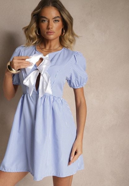 Jasnoniebieska Retro Sukienka w Kratkę Vichy o Rozkloszowanym Kroju z Wiązaniem Temarea. Niebieskie sukienki damskie Renee, na co dzień, l, bez wzorów, z jeansu, eleganckie, bez kołnierzyka, bez ramiączek, mini, kopertowe. Za 89.99 zł.