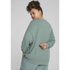 Damska luźna bluza z okrągłym dekoltem i małym logo No.1 ESS PUMA Green Moon. Zielone bluzy bez kaptura damskie Puma, xl. W wyprzedaży za 144.00 zł.