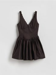 Kombinezon z bawełną - ciemnobrązowy. Brązowe kombinezony damskie Reserved, bez wzorów, z bawełny, bez kołnierzyka, bez ramiączek. Za 159.99 zł.