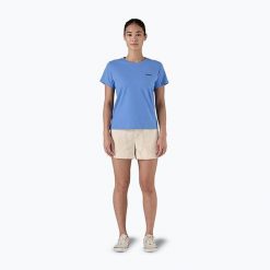 Koszulka damska Patagonia P-6 Logo Responsibili-Tee. Niebieskie bluzki sportowe damskie Patagonia, bez kołnierzyka, bez ramiączek. Za 139.99 zł.