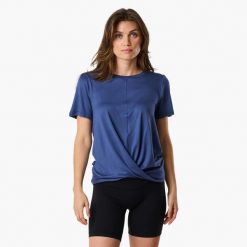 Koszulka treningowa damska Swedemount Core Wrap Soft Tee szybkoschnąca. Niebieskie bluzki damskie SWEDEMOUNT, bez wzorów, bez kołnierzyka. W wyprzedaży za 57.00 zł.