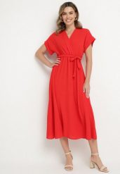 Czerwona Sukienka o Rozkloszowanym Kroju z Wiązanym Paskiem Sepelina. Czerwone sukienki damskie Born2be, na co dzień, na lato, s, bez wzorów, eleganckie, bez kołnierzyka, bez ramiączek, maxi, kopertowe. W wyprzedaży za 67.99 zł.